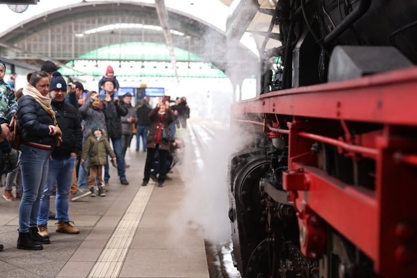 zabytkowy parowóz na Dworcu Głównym we Wrocławiu, 3.12.2022