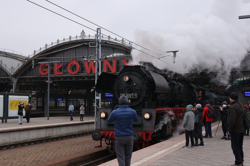 zabytkowy parowóz na Dworcu Głównym we Wrocławiu, 3.12.2022