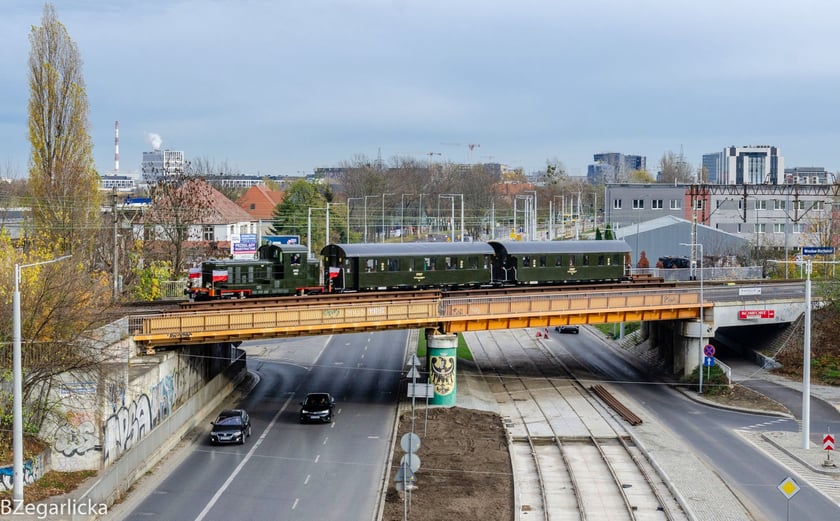 Na zdjęciu widać zabytkowy pociąg na wiadukcie we Wrocławiu
