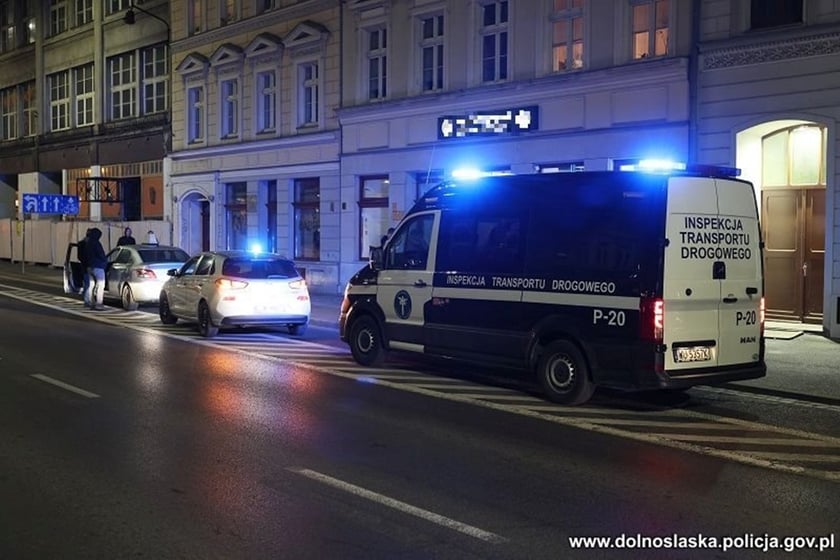 Na zdjęciu policyjna akcja kontroli kierowców taksówek we Wrocławiu