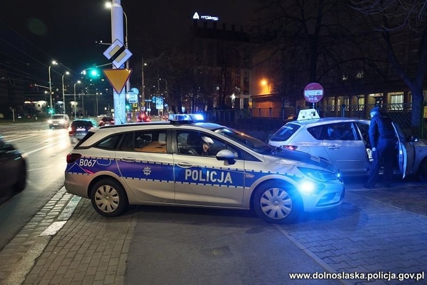 Na zdjęciu policyjna akcja kontroli kierowców taksówek we Wrocławiu