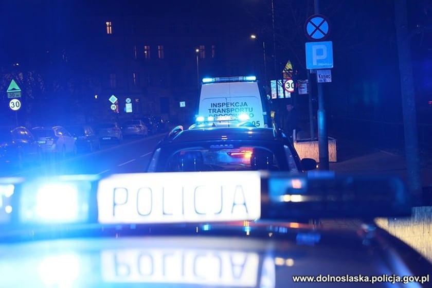 Na zdjęciu policyjna akcja kontroli kierowców taksówek we Wrocławiu