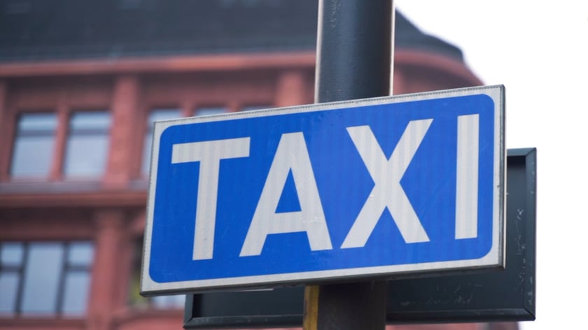 Znak dorogowy informujący o postoju taksówek