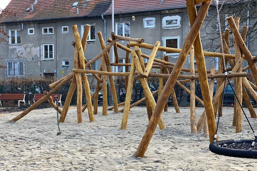 Na zdjęciu nowe urządzenia do zabawy na placu zabaw przy ul. Osobowickiej 146 we Wrocławiu