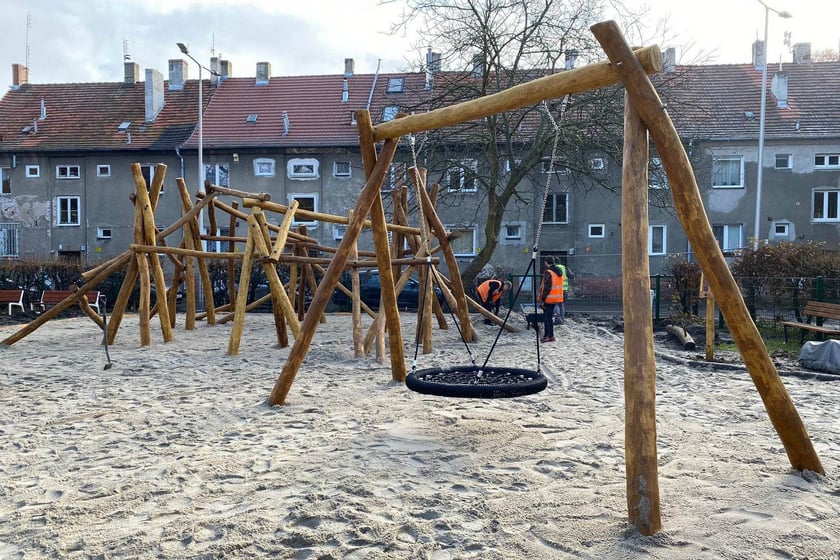 Na zdjęciu nowe urządzenia do zabawy na placu zabaw przy ul. Osobowickiej 146 we Wrocławiu