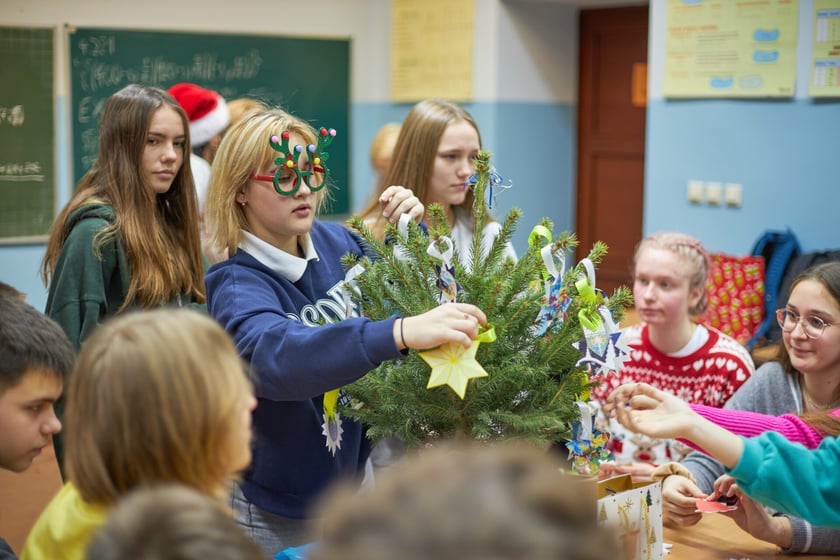 Ubieranie Drzewek Dobrych Życzeń w IV LO we Wrocławiu