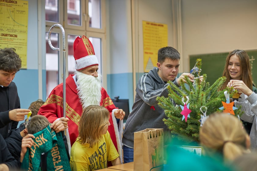 Ubieranie Drzewek Dobrych Życzeń w IV LO we Wrocławiu