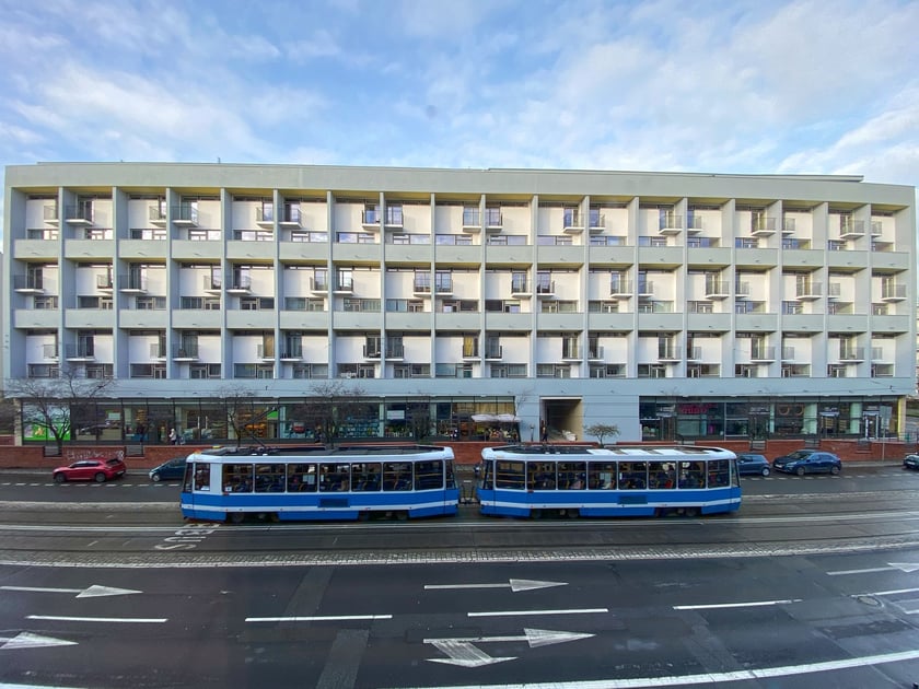 Mezonetowiec - modernistyczny galeriowiec po remoncie