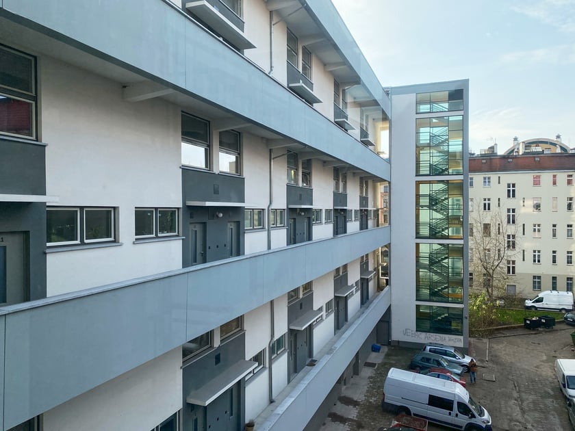 Mezonetowiec - modernistyczny galeriowiec po remoncie