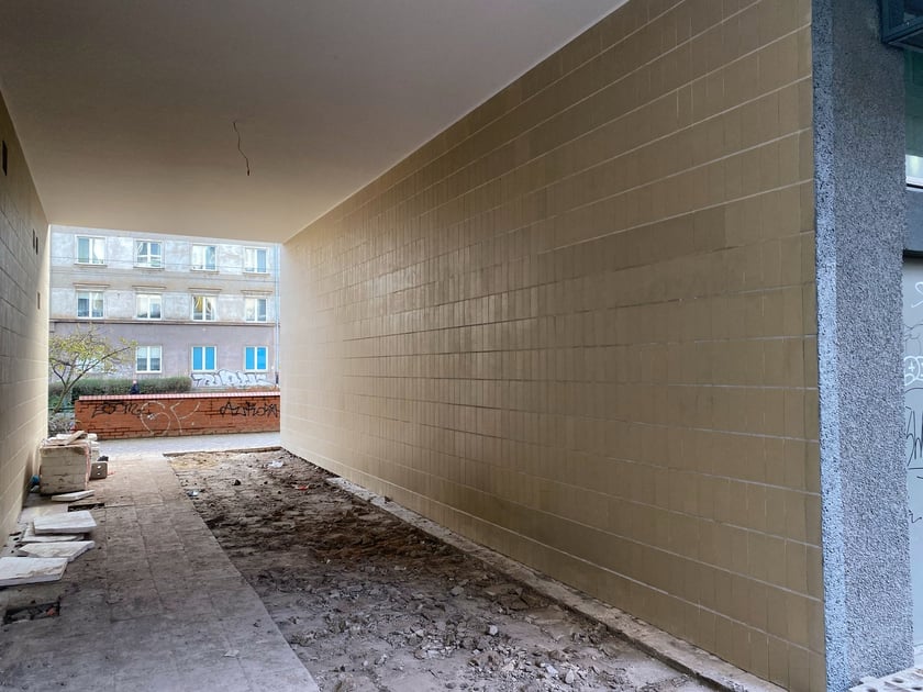 Mezonetowiec - modernistyczny galeriowiec po remoncie
