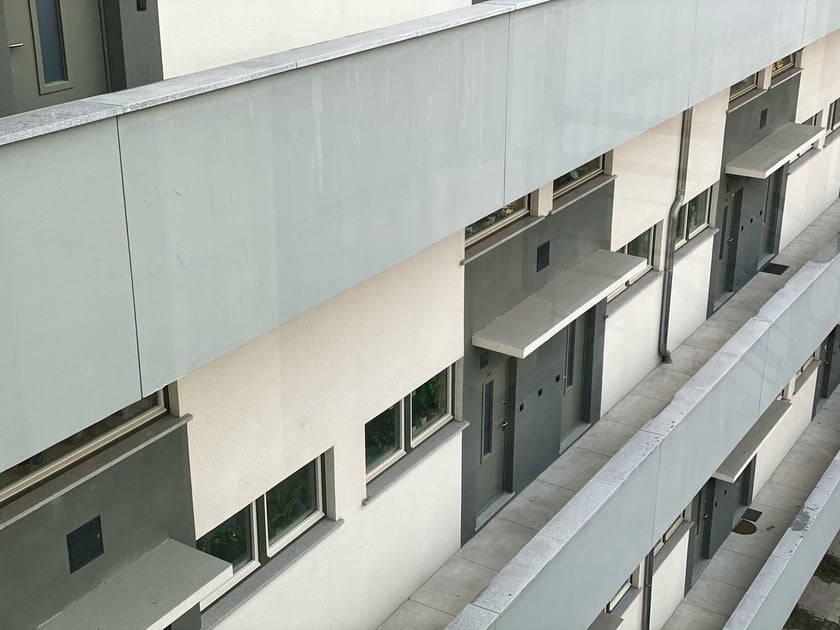 Mezonetowiec - modernistyczny galeriowiec po remoncie