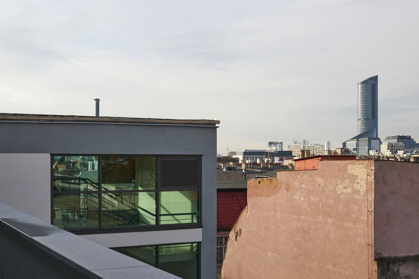 Mezonetowiec - modernistyczny galeriowiec po remoncie
