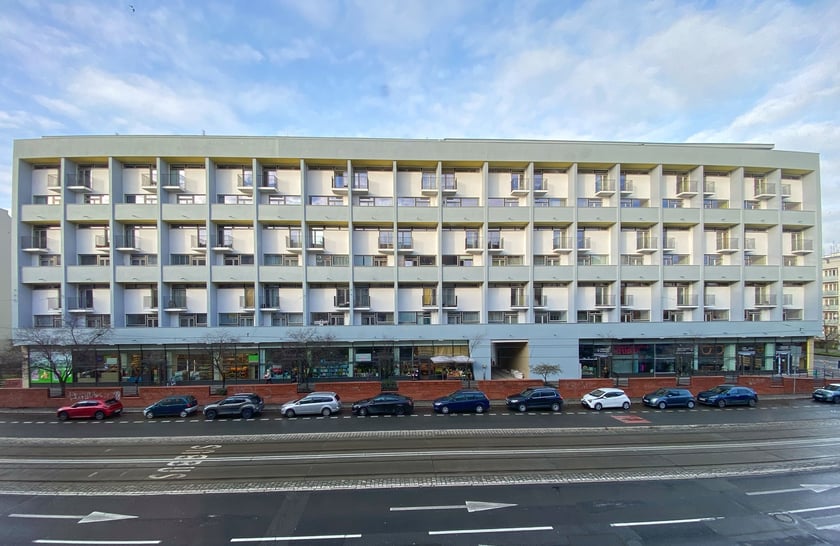 Mezonetowiec - modernistyczny galeriowiec po remoncie
