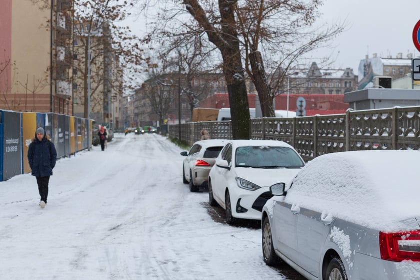 Zima zagościła we Wrocławiu. Właśnie spadł pierwszy śnieg...