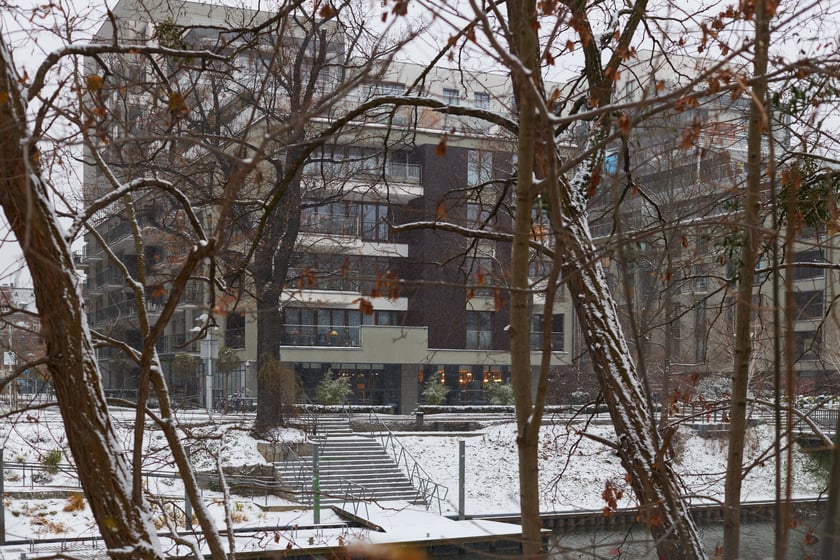 Zima zagościła we Wrocławiu. Właśnie spadł pierwszy śnieg...