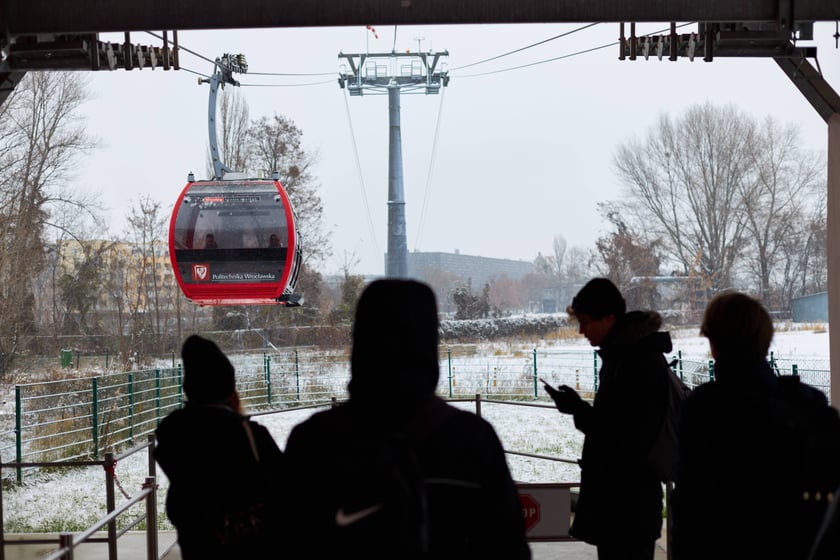 Zima zagościła we Wrocławiu. Właśnie spadł pierwszy śnieg...