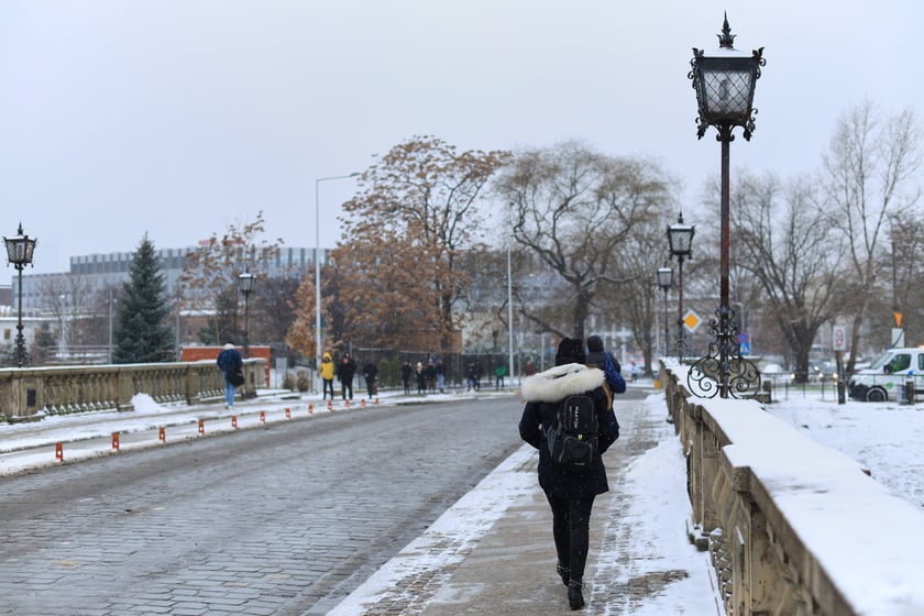 Zima zagościła we Wrocławiu. Właśnie spadł pierwszy śnieg...