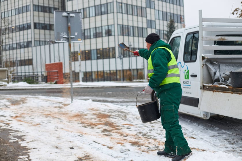 Zima zagościła we Wrocławiu. Właśnie spadł pierwszy śnieg...