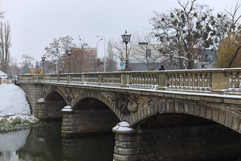 Zima zagościła we Wrocławiu. Właśnie spadł pierwszy śnieg...