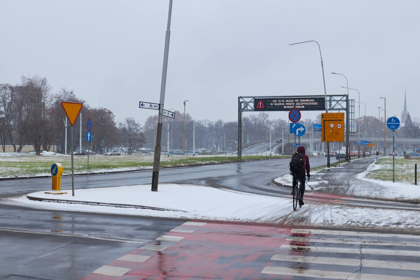 Zima zagościła we Wrocławiu. Właśnie spadł pierwszy śnieg...