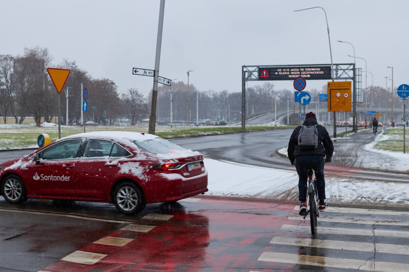 Zima zagościła we Wrocławiu. Właśnie spadł pierwszy śnieg...