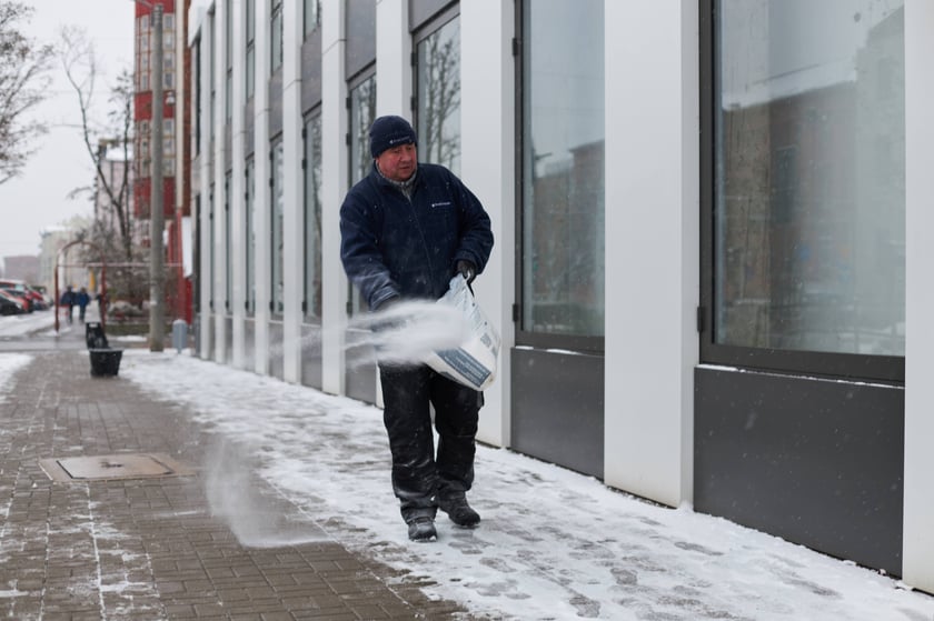 Zima zagościła we Wrocławiu. Właśnie spadł pierwszy śnieg...
