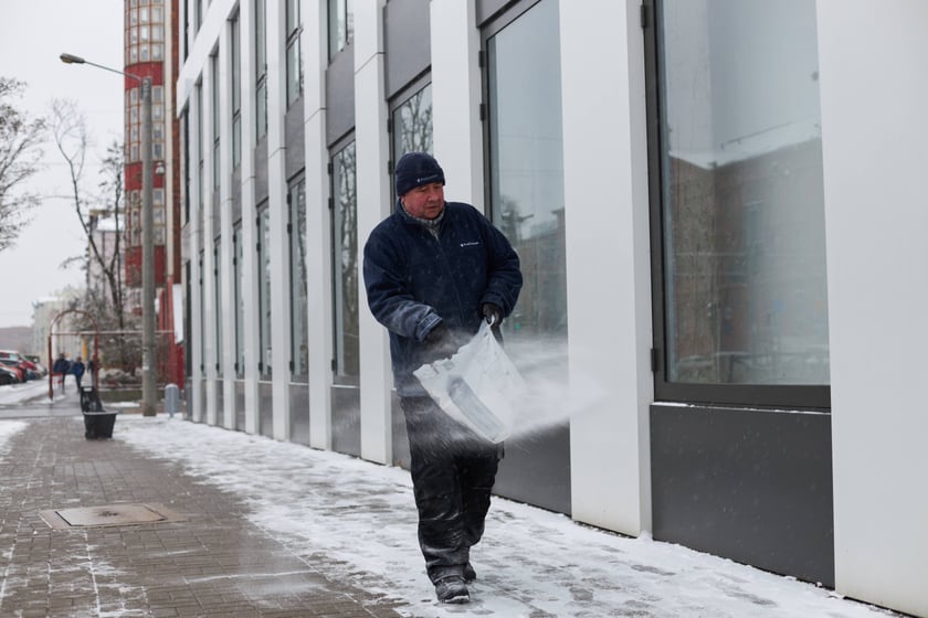 Zima zagościła we Wrocławiu. Właśnie spadł pierwszy śnieg...