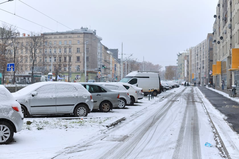 Zima zagościła we Wrocławiu. Właśnie spadł pierwszy śnieg...