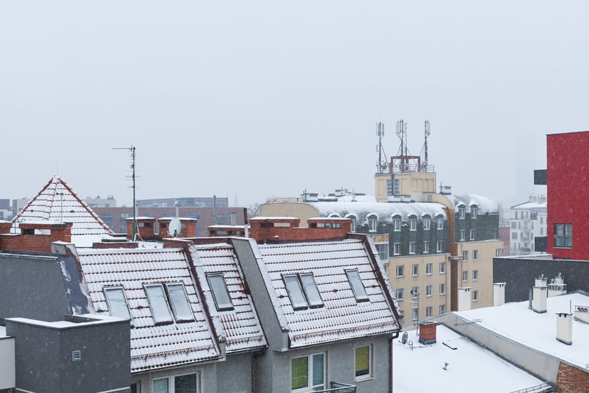Zima zagościła we Wrocławiu. Właśnie spadł pierwszy śnieg...