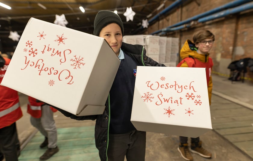 Przygotowywanie paczek świątecznych dla wrocławskich seniorów, Zajezdnia Dąbie, 13 grudnia 2022.