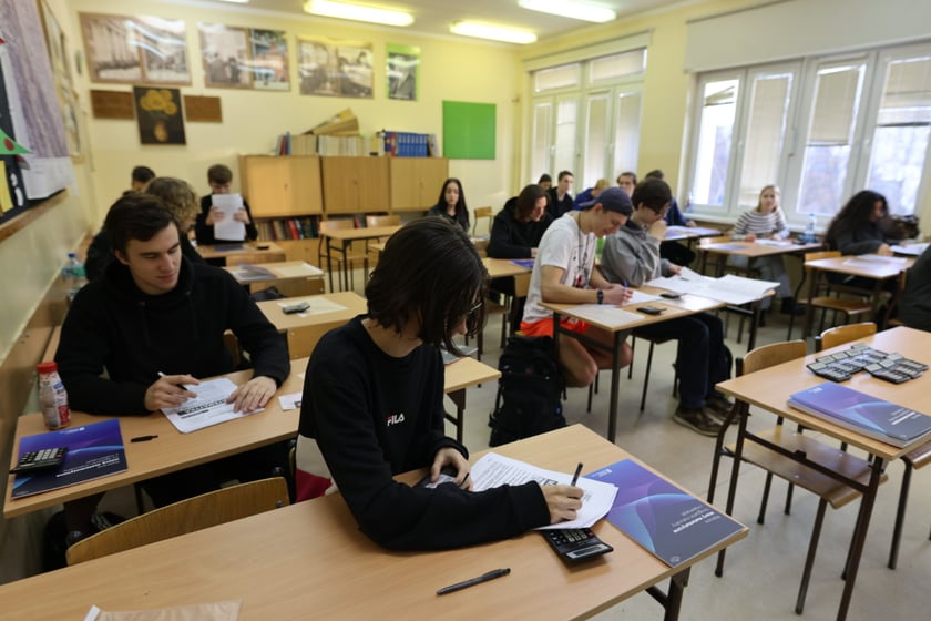 Uczniowie XV LO we Wrocławiu podczas próbnej matury