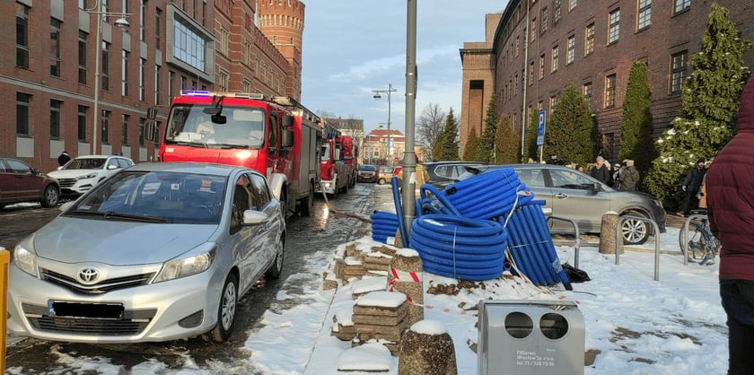 Alarm pożarowy w Komendzie Wojewódzkiej Policji we Wrocławiu