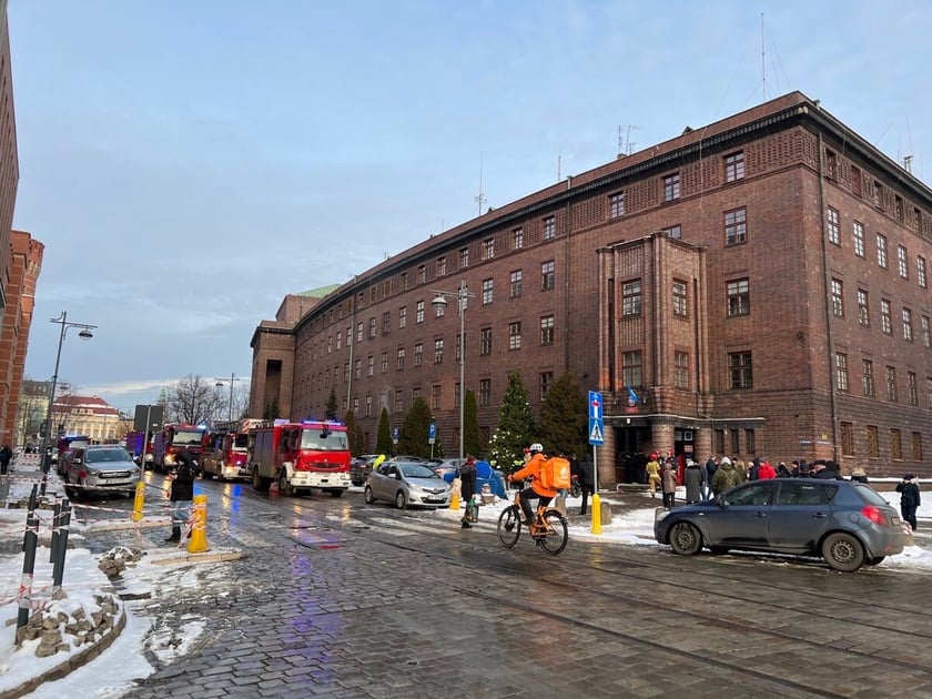 Alarm pożarowy w Komendzie Wojewódzkiej Policji we Wrocławiu
