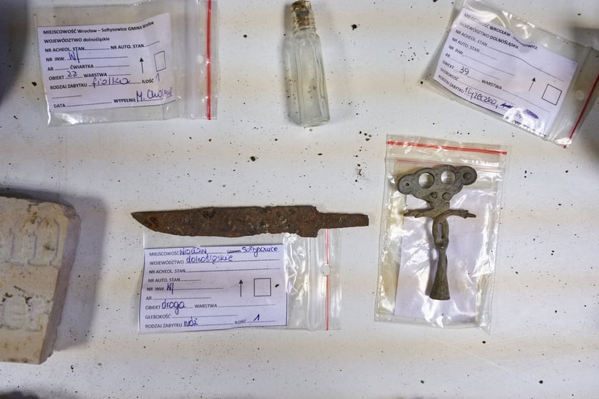 Na zdjęciu zabytkowe przedmioty odnalezione na terenie dawnego obozu pracy przy ul. Sołtysowickiej we Wrocławiu