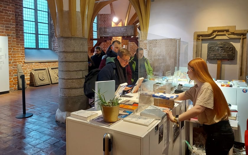 Kolejka do punktu sprzedaży w Muzeum Architektury we Wrocławiu