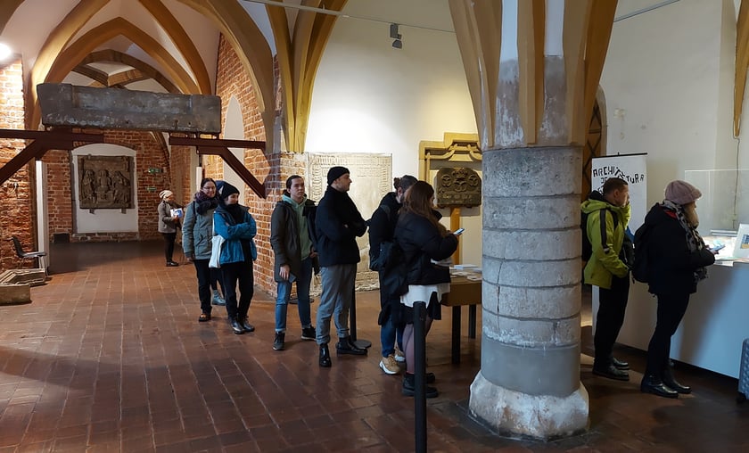Kolejka do punktu sprzedaży w Muzeum Architektury we Wrocławiu