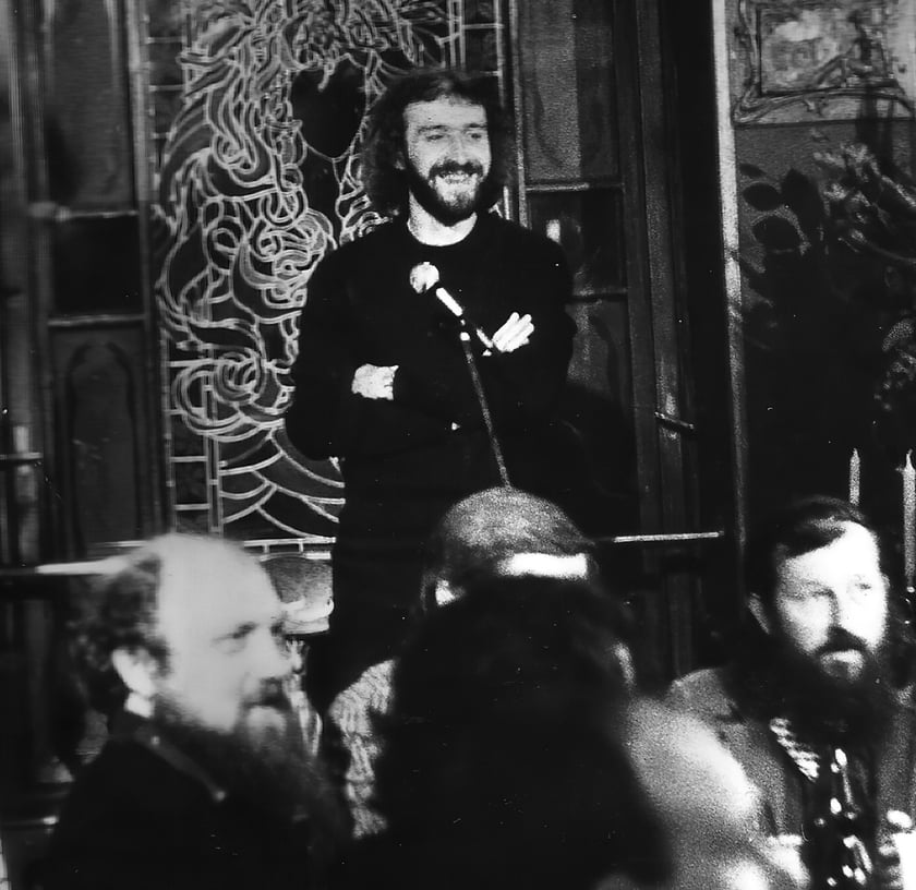 Kawiarnia Kalambur. Mirosław Ratajczak inaguruje Galerie Trzech Obrazów