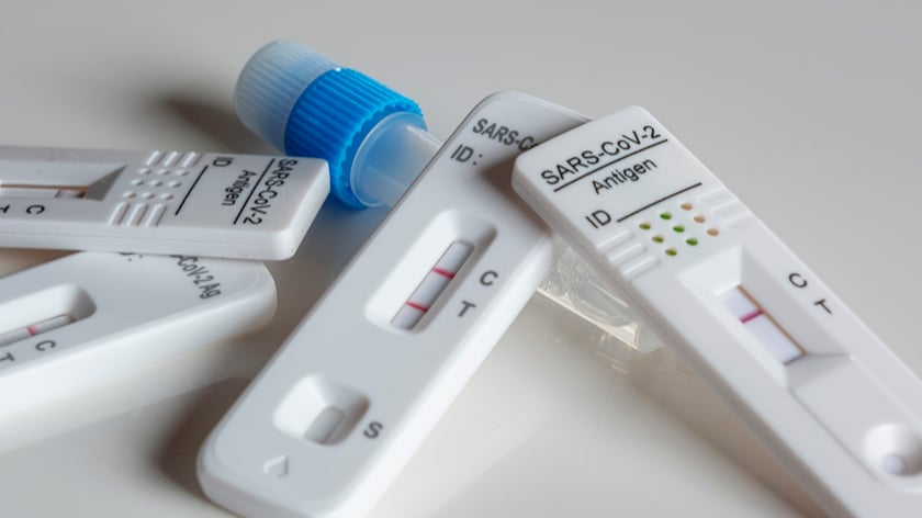 Na zdjęciu testy na Covid-19. "Gdzie kupić test na covid?" - o to często pytali internauci w 2022 r.