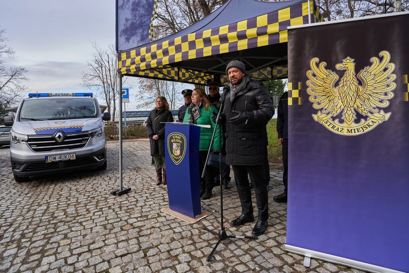 Przekazanie nowych radiowozów strażnikom miejskim z Wrocławia