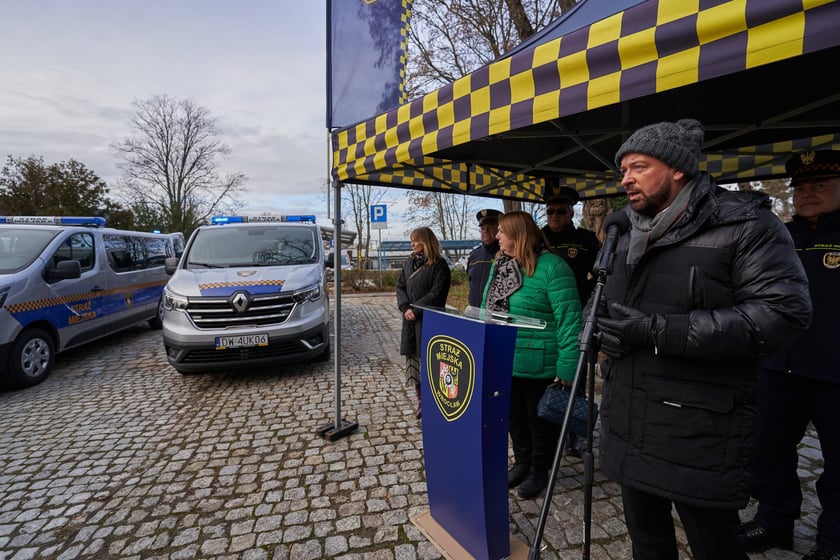Przekazanie nowych radiowozów strażnikom miejskim z Wrocławia