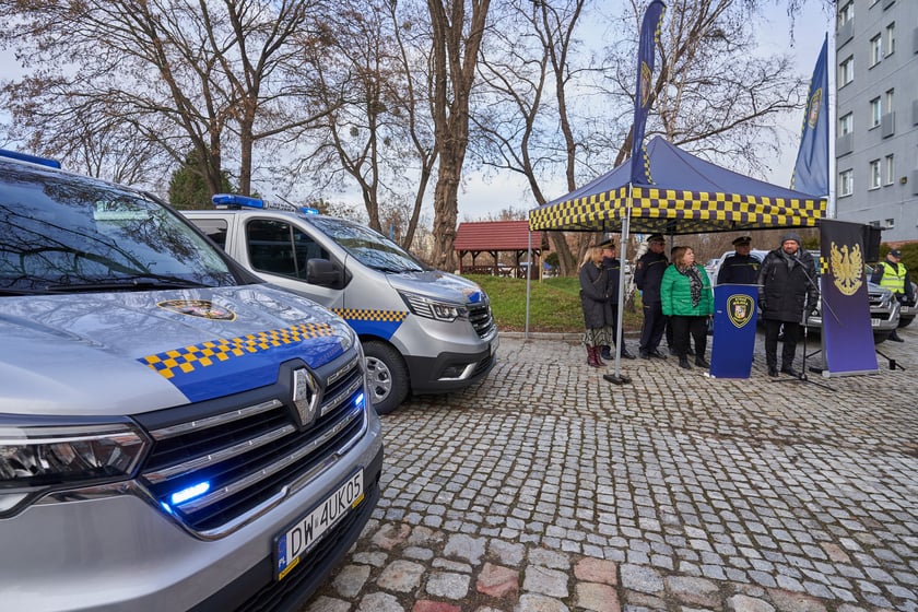 Przekazanie nowych radiowozów strażnikom miejskim z Wrocławia