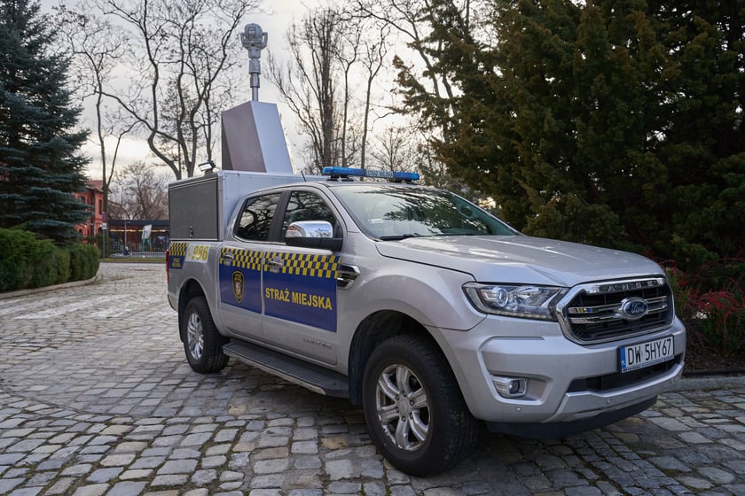 Przekazanie nowych radiowozów strażnikom miejskim z Wrocławia