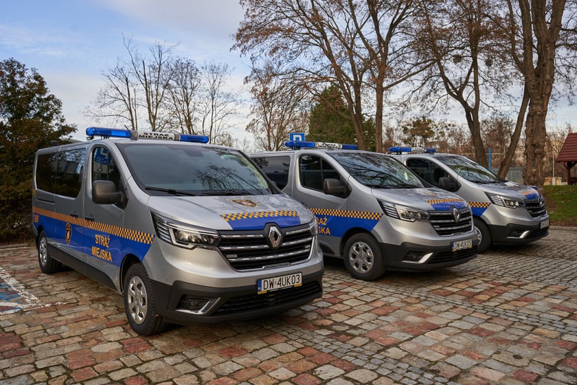 Przekazanie nowych radiowozów strażnikom miejskim z Wrocławia