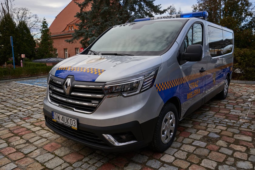 Przekazanie nowych radiowozów strażnikom miejskim z Wrocławia
