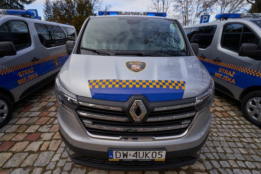Przekazanie nowych radiowozów strażnikom miejskim z Wrocławia