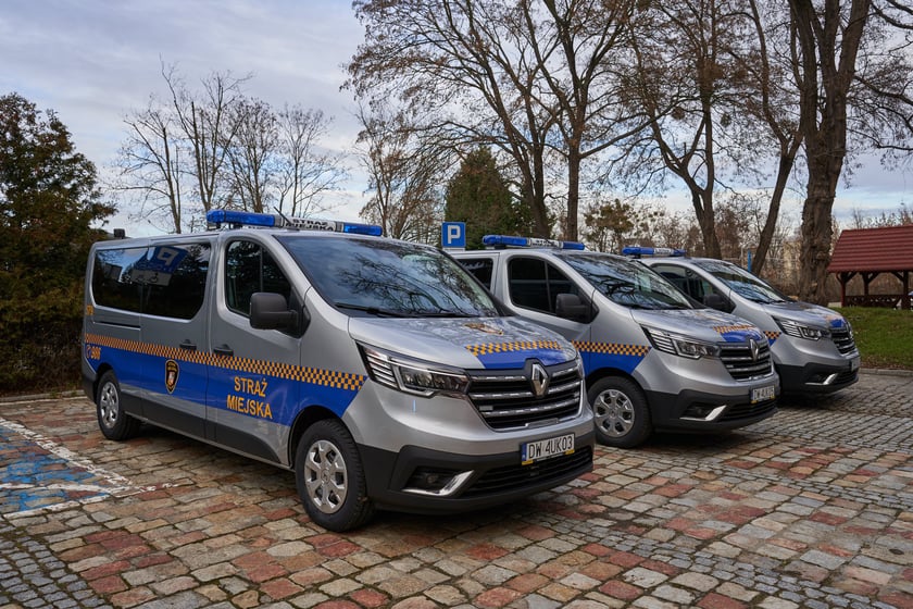 Przekazanie nowych radiowozów strażnikom miejskim z Wrocławia