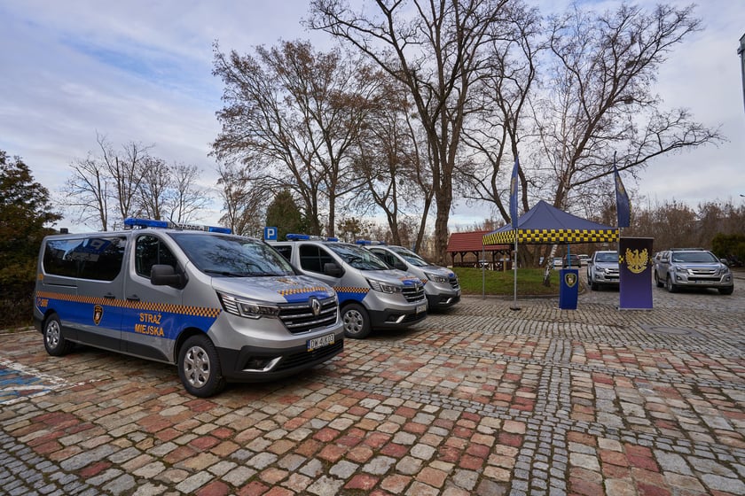 Przekazanie nowych radiowozów strażnikom miejskim z Wrocławia