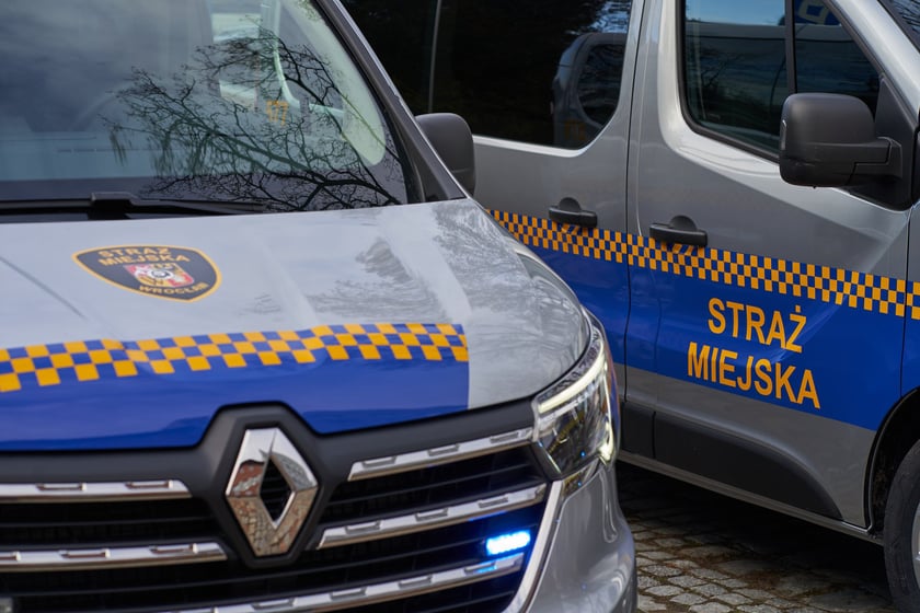 Przekazanie nowych radiowozów strażnikom miejskim z Wrocławia