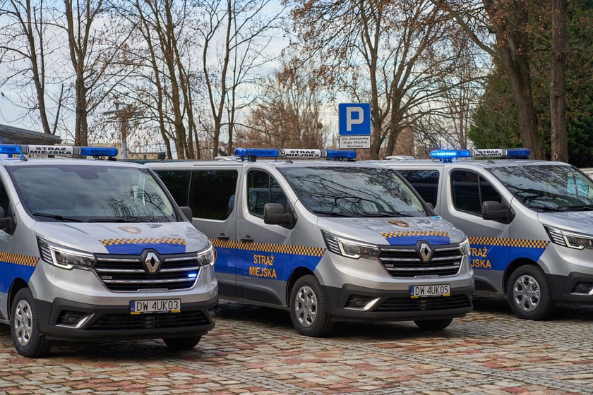 Przekazanie nowych radiowozów strażnikom miejskim z Wrocławia