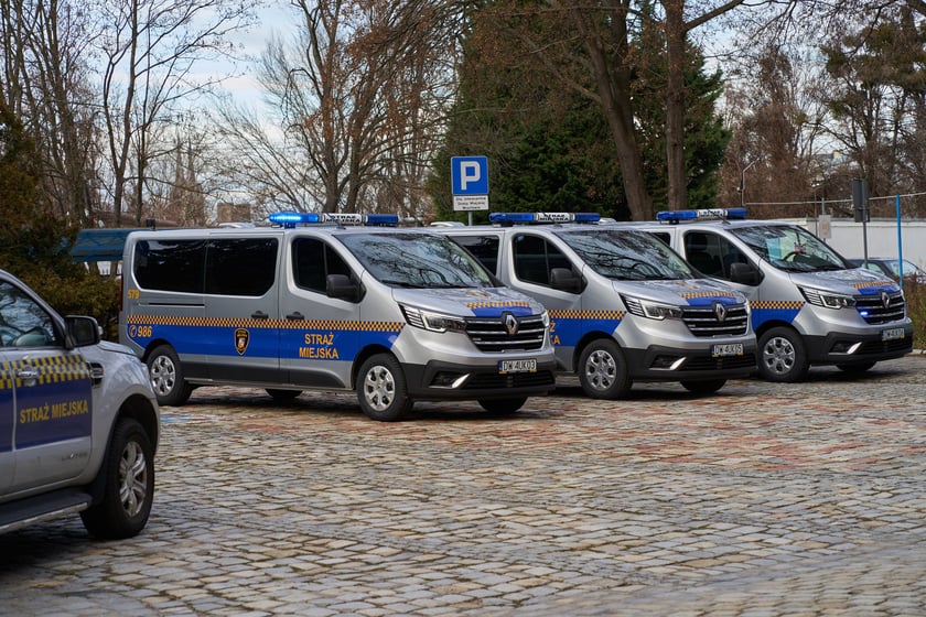Przekazanie nowych radiowozów strażnikom miejskim z Wrocławia